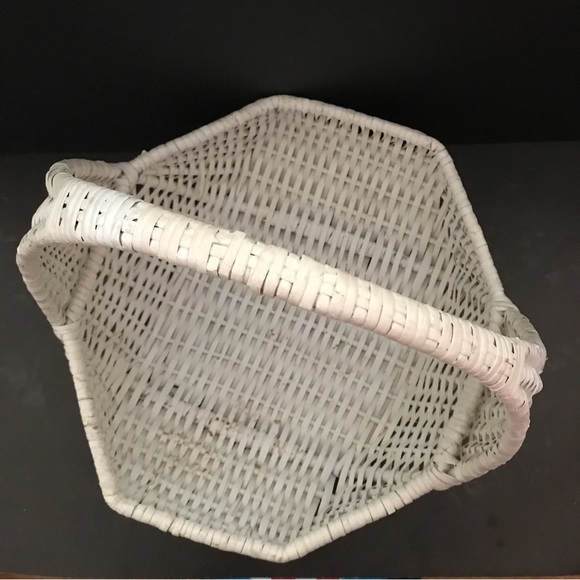 Large white pentagon shape rattan basket - Picture 6 of 6